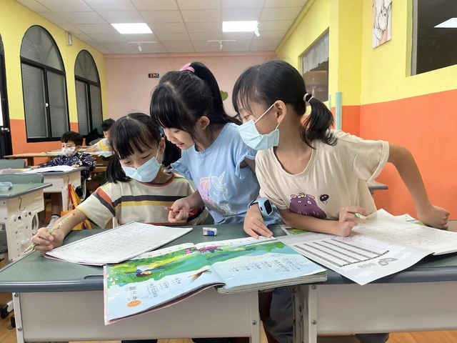 孩子互助討論作業