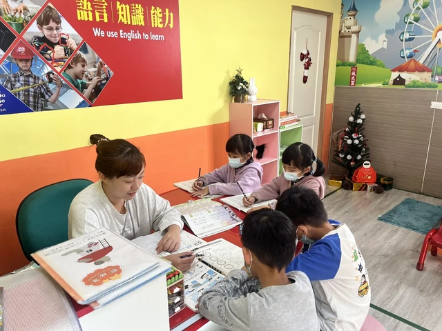 老師帶領小班制課程